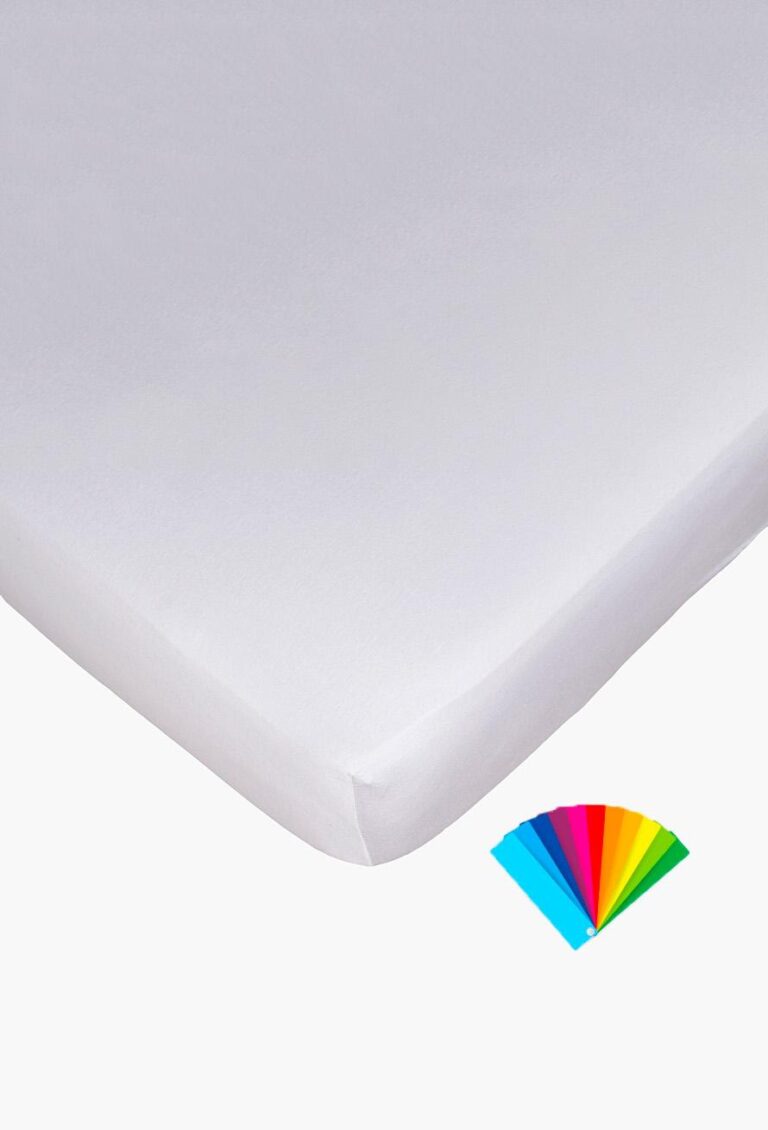 Ein Nobilium Fixleintuch Nela Spannbetttuch in Weiß deckt eine Matratzenecke ab. Ein Fächer aus Farbklecksen - blau, cyan, grün, gelb, orange, rot und pink - verleiht der unteren rechten Ecke einen Hauch von Nela-Stil.