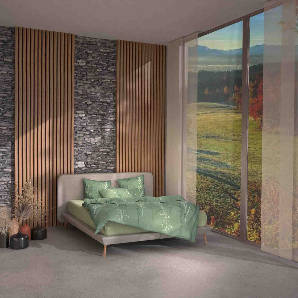 Ein modernes Schlafzimmer ist mit grüner Bettwäsche von Pit Lotus Création, einer Akzentwand aus Stein und Holzlatten, großen, raumhohen Fenstern, Topfpflanzen und einer malerischen Aussicht auf Bäume und Berge ausgestattet.