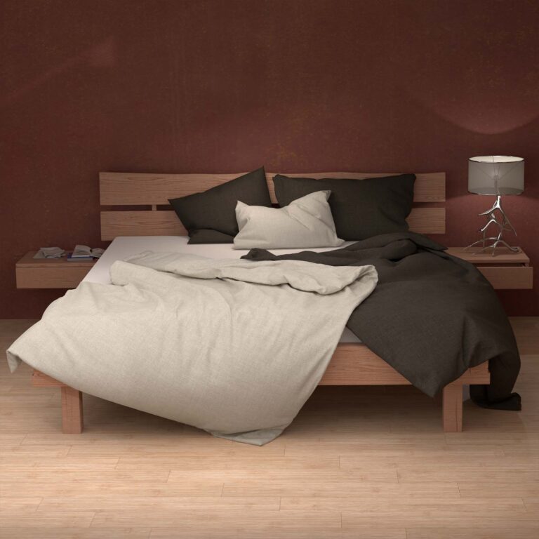 Ein modernes Holzbett ist mit Bettwäsche Uni Kastanie Leinen in Beige und Dunkelbraun bezogen, die mit Kissen und einer zerknitterten Bettdecke ungemacht wirkt. Schwebende Nachttische halten eine Lampe und Bücher vor einer braunen Wand und einem hellen Holzboden.