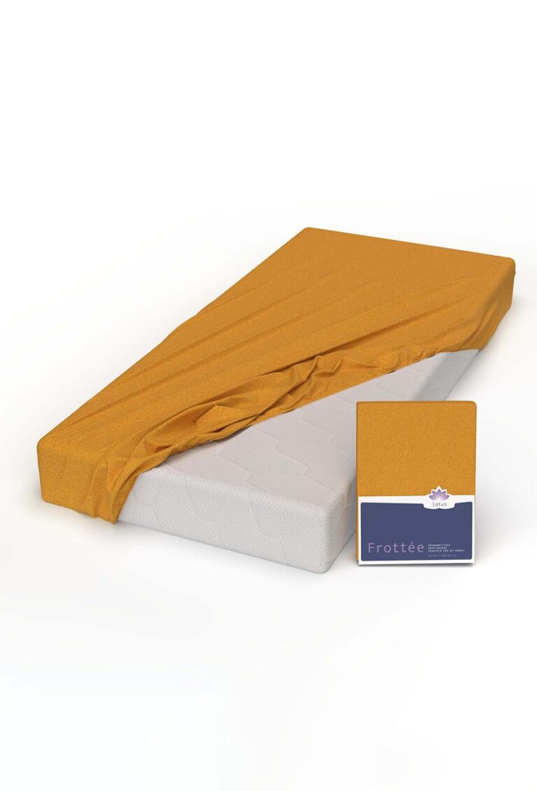 Ein goldenes Lotus-Fixleintuch-Frottée-Spannbetttuch bedeckt einen Teil einer weißen Matratze, vor der die passende goldene Verpackung und das blaue Etikett angebracht sind.