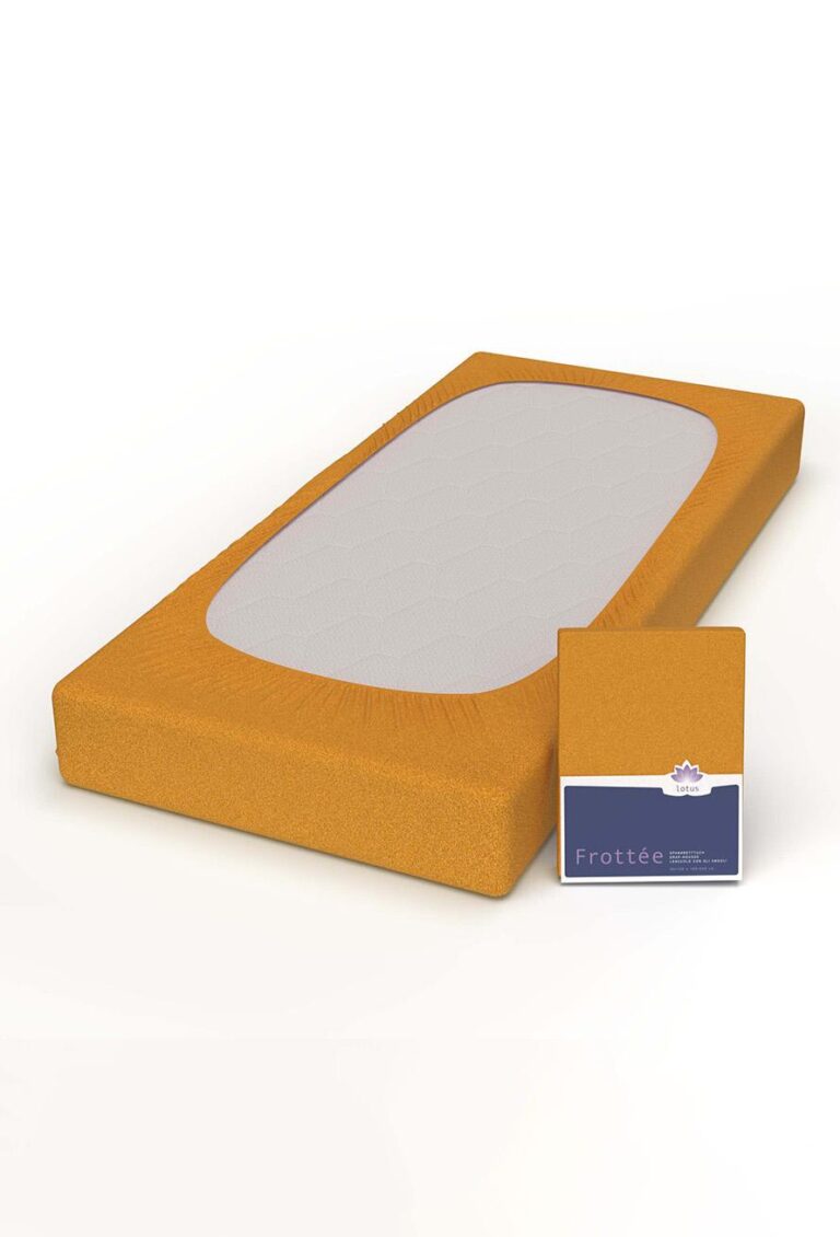 Das Bild zeigt einen orangefarbenen Lotus-Fixleintuch-Frottée-Matratzenbezug mit einem hellgrauen, gesteppten Mittelteil, begleitet von einem mit Frottée beschrifteten Produktkarton, alles vor einem sauberen weißen Hintergrund.