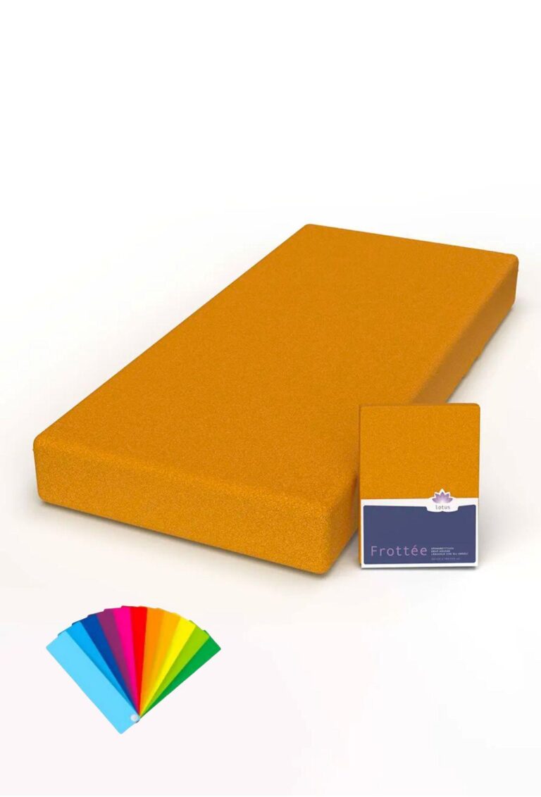 Ein rechteckiger senfgelber Lotus Fixleintuch Frottée-Matratzenbezug wird mit einer Nahaufnahme seiner Verpackung gezeigt, während in der unteren linken Ecke Farbmuster in verschiedenen Farbtönen zu sehen sind.