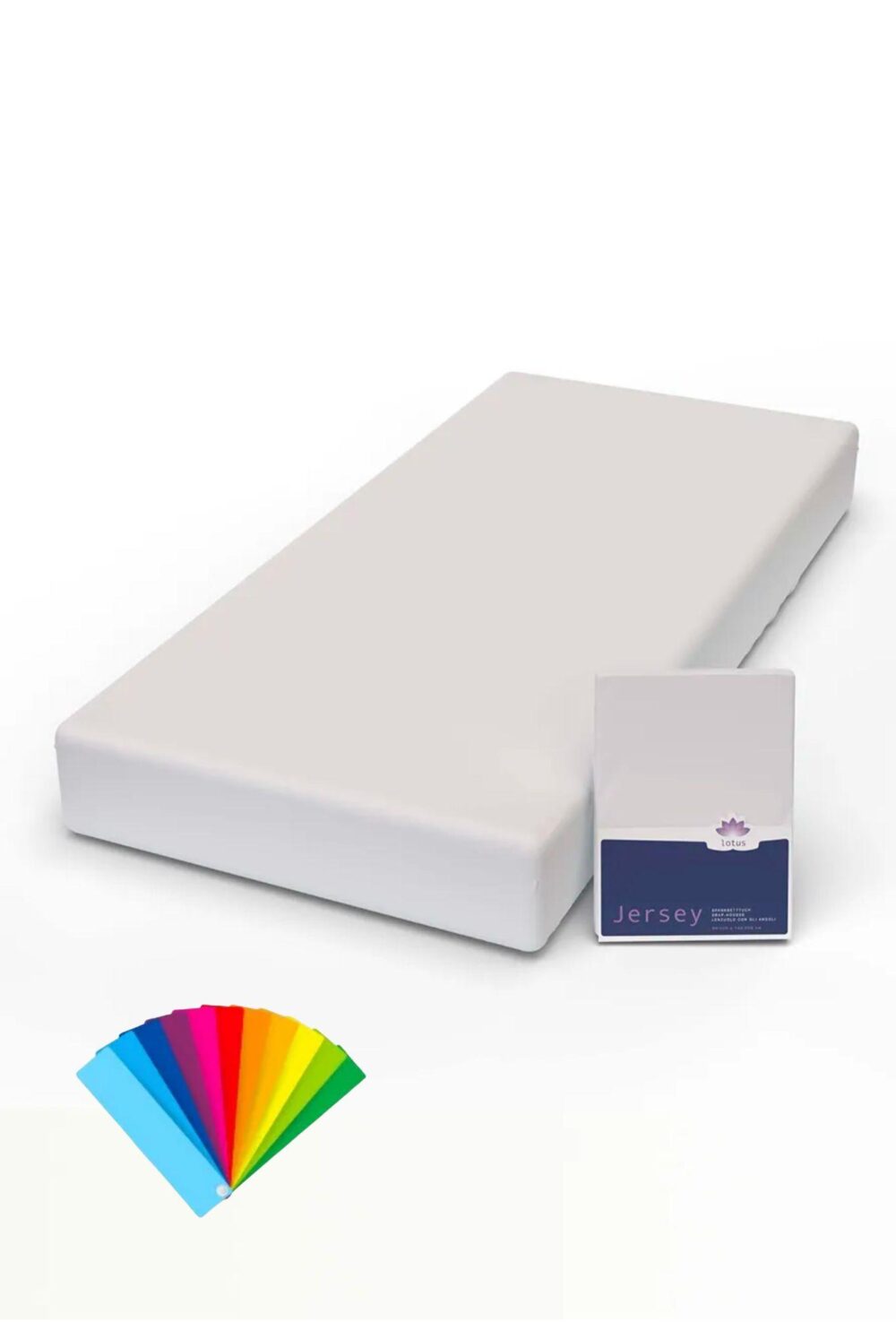 Eine schlichte weiße Matratze, die mit dem Jersey-Laken von Lotus Fixleintuch bezogen ist, mit dem Produktetikett "Jersey" und lebhaften Farbmustern in der linken unteren Ecke.