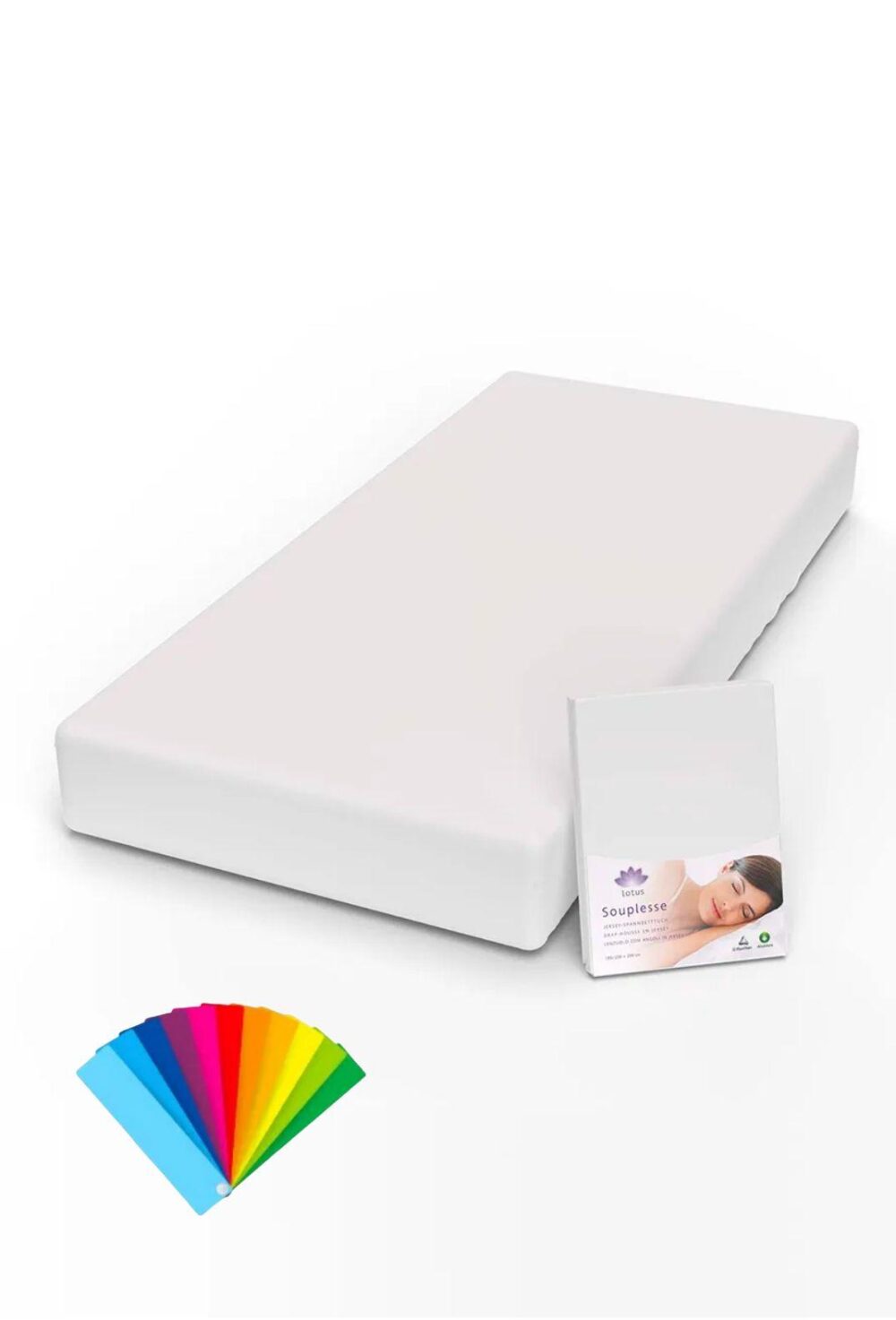 Auf einer weißen, rechteckigen Matratze befindet sich eine Lotus Fixleintuch Souplesse Jersey Broschüre mit einem Frauengesicht und bunten Stoffmustern, die in der unteren linken Ecke aufgefächert sind.