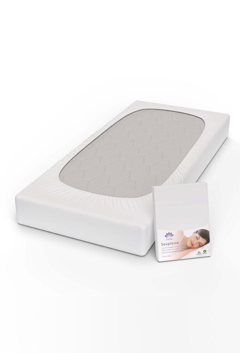 Eine weiße Matratze mit einer gesteppten Schutzhülle und einer Verpackung, auf der ein Frauengesicht und die Marke Lotus Fixleintuch Souplesse Jersey" abgebildet sind, um den besonderen Komfort hervorzuheben.