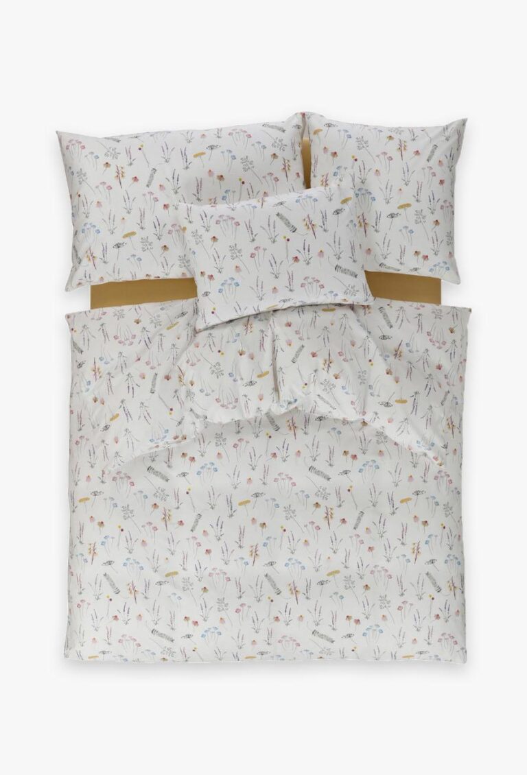 Das Bettwäsche Tamara-R BeCosy Fee Set besteht aus einem weißen Grundton mit kleinen Blumendrucken. Diese fröhliche Bettwäsche besteht aus einem Bettbezug und Kissenbezügen und setzt einen zarten Akzent in Ihrem Schlafzimmer.