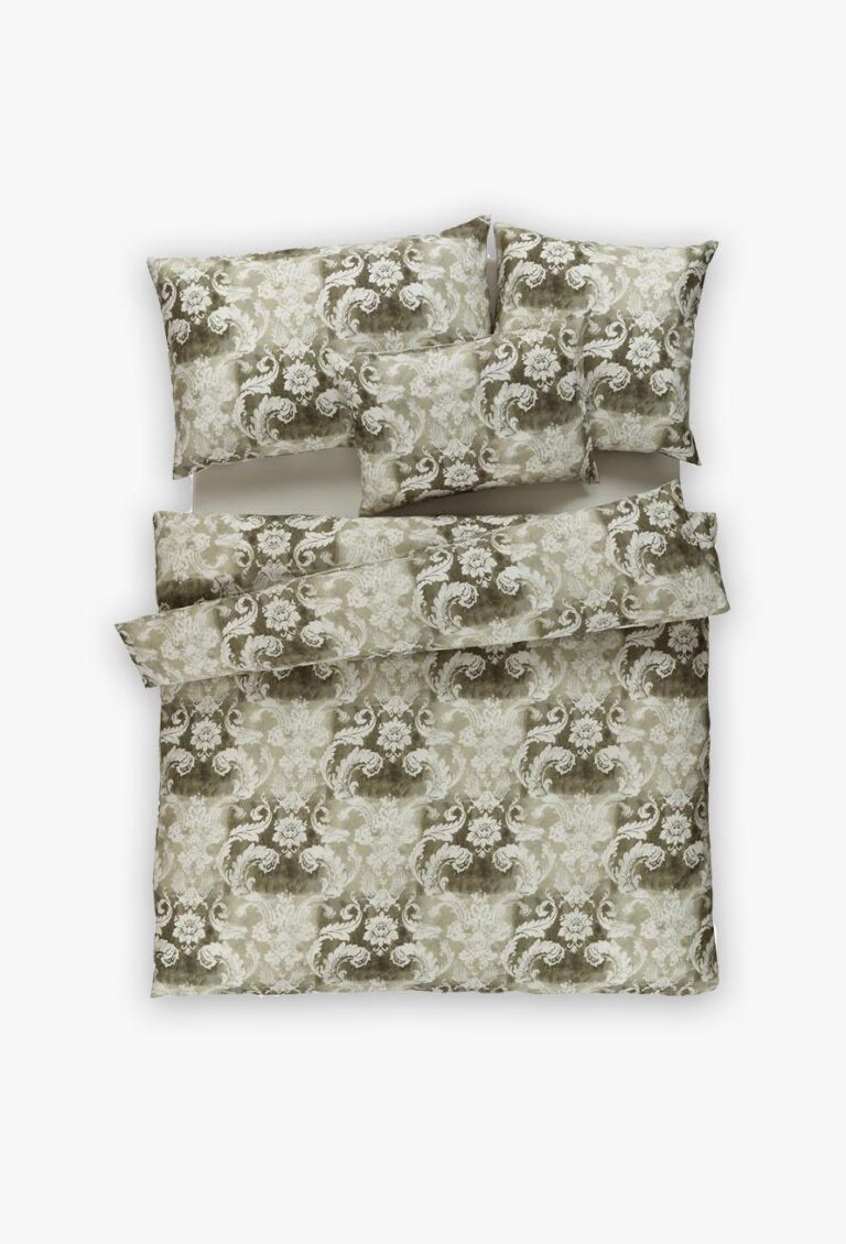Das Set Bettwäsche Tamara-R Emotion Antico olive besteht aus einem Bettbezug und zwei Kissenbezügen mit einem detaillierten Blumenmuster in Beige, Creme und Olivgrün auf Weiß, die auf einer flachen Oberfläche angeordnet sind.