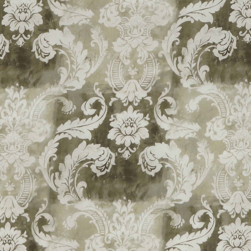 Die Bettwäsche Tamara-R Emotion Antico olive zeigt ein cremefarbenes und weißes, verziertes Blumendamastmuster auf einem strukturierten, gedämpften olivfarbenen Hintergrund mit symmetrisch gewirbelten Blättern und Blüten.