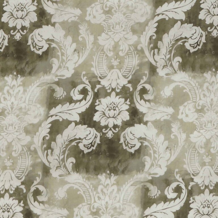 Die Bettwäsche Tamara-R Emotion Antico olive zeigt ein cremefarbenes und weißes, verziertes Blumendamastmuster auf einem strukturierten, gedämpften olivfarbenen Hintergrund mit symmetrisch gewirbelten Blättern und Blüten.