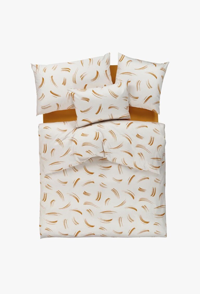 Ein ordentlich gemachtes Bett mit Bettwäsche Tamara-R Selection Asya und passenden Kissenbezügen mit geschwungenen braunen Pinselstrichmustern, von oben gesehen auf einem schlichten weißen Hintergrund.