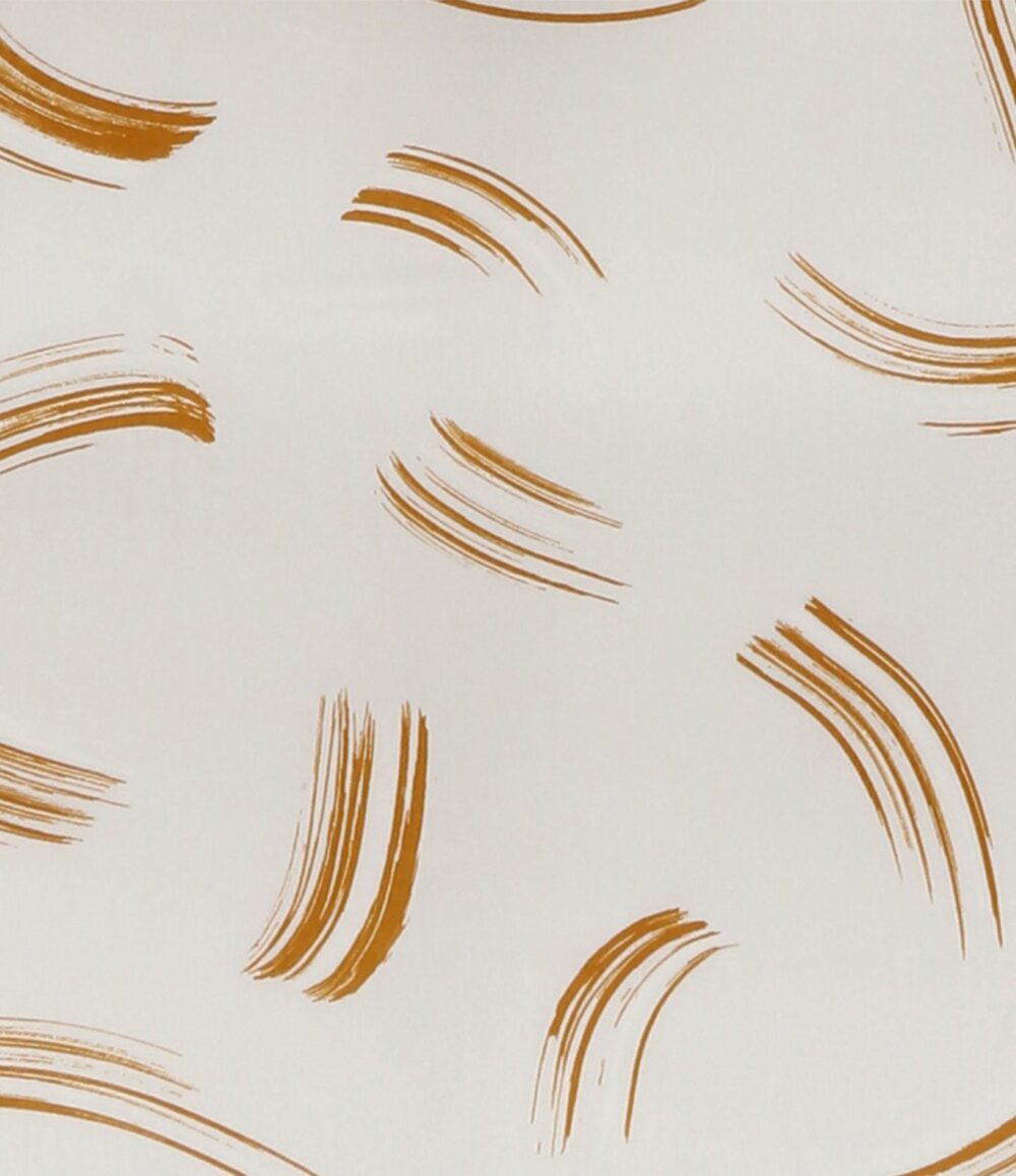 Minimalistische und kunstvolle braune Pinselstriche auf weißem Untergrund ergeben ein abstraktes Design, das perfekt zur Bettwäsche Tamara-R Selection Asya passt.
