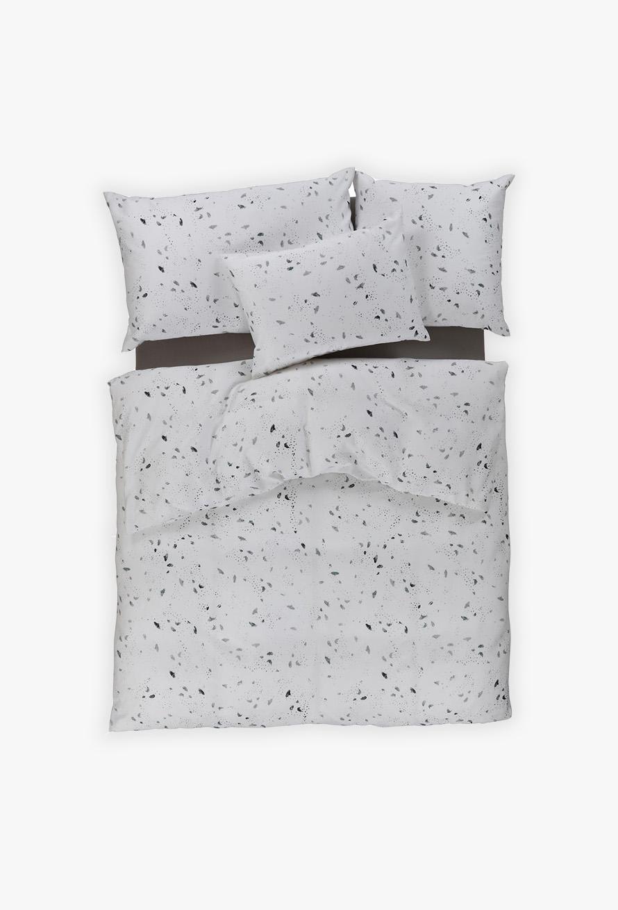 Ein ordentlich gemachtes Bett mit Bettwäsche Linus - weißes Bettzeug und Kissenbezüge mit einem dezenten schwarz-grau gesprenkelten Muster, von oben gesehen auf einem schlichten weißen Hintergrund.