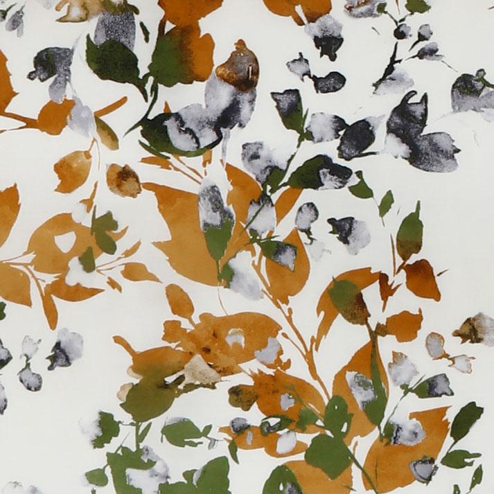 Die Bettwäsche Viane zeigt ein abstraktes Aquarelldesign aus Zweigen mit grünen, braunen und schwarzen Blättern auf weißem Hintergrund und setzt damit einen künstlerischen, herbstlich inspirierten Akzent in Ihrem Schlafzimmer.