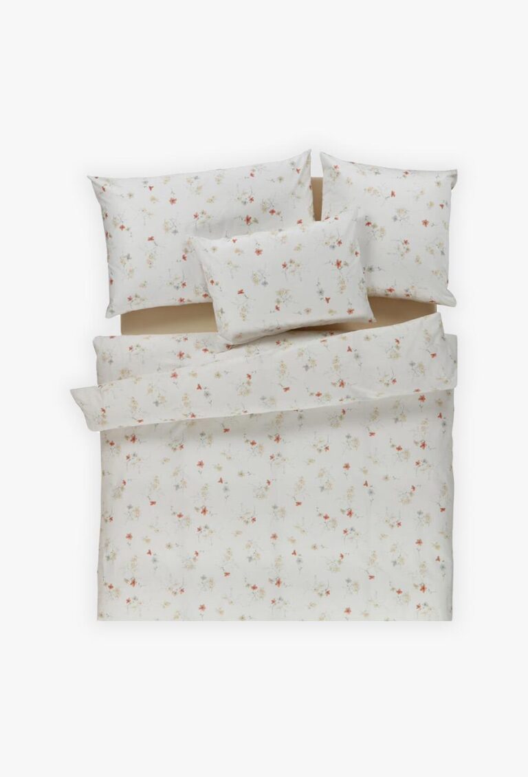 Das Bettwäsche Tamara-R BeCosy Lucy Set besteht aus einem weißen Bettbezug und vier Kissenbezügen mit einem rosa und pfirsichfarbenen Blumenmuster und bietet einen stilvollen Look für Ihr Bett.