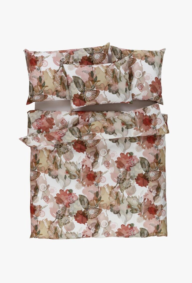 Das Bettwäsche Tamara-R Emotion Lara rot Set besteht aus einem Bettbezug und Kissenbezügen mit einem floralen Muster in Rot, Rosa, Beige und Grün auf Weiß, das wunderschön auf dem Bett angeordnet ist.