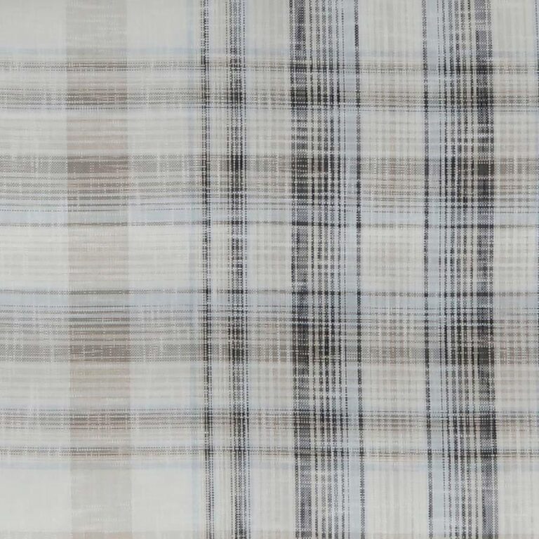 Eine Nahaufnahme des Bettwäsche Tamara-R Emotion Teddy zeigt den karierten Stoff mit sich kreuzenden weißen, grauen, schwarzen und hellbraunen Linien, die ein gemütliches Gitter aus Rechtecken bilden.