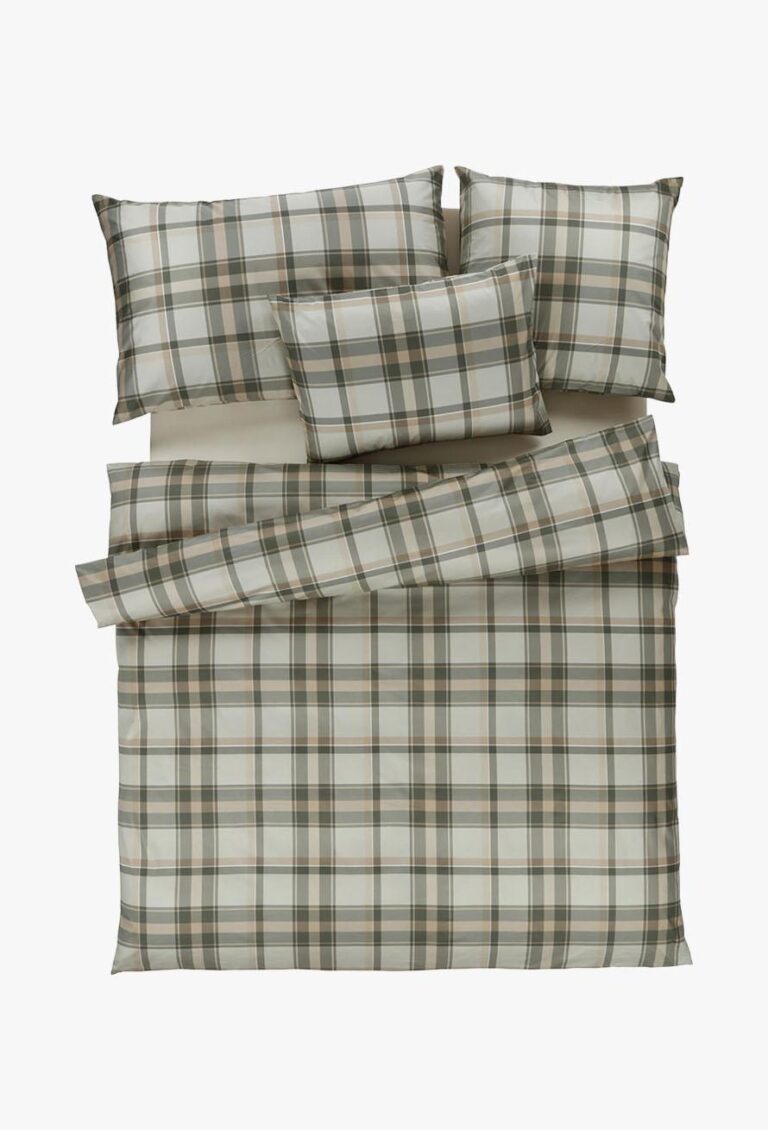 Das Bettwäsche-Set Tamara-R Emotion Theo mit einem Karomuster in Grün, Beige und Grau mit einem Bettbezug und vier passenden Kissenbezügen ist auf weißem Grund übersichtlich angeordnet.
