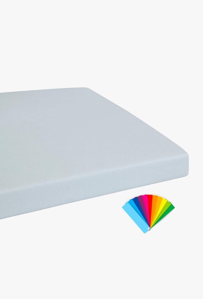 Ein Tamara-R Topper Fixleintuch Selection-FIX in schlichtem Hellgrau ist auf weißem Hintergrund abgebildet, wobei die Farbfelder - blau, rosa, rot, gelb, grün und orange - in der rechten unteren Ecke aufgefächert sind.