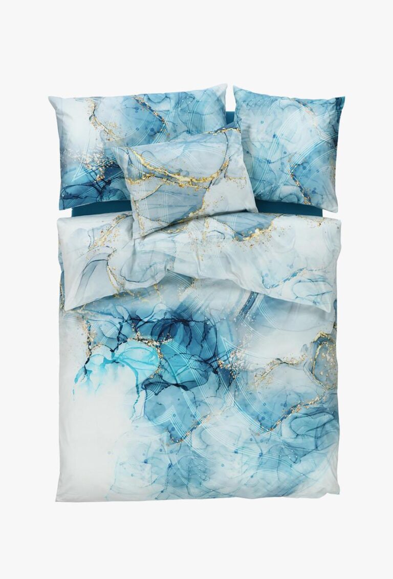 Die Bettwäsche Tamara-R Selection Gloria blau besteht aus einem Bettbezug und vier Kissen mit abstrakten blauen und weißen marmorartigen Mustern mit goldenen Akzenten auf weißem Hintergrund.