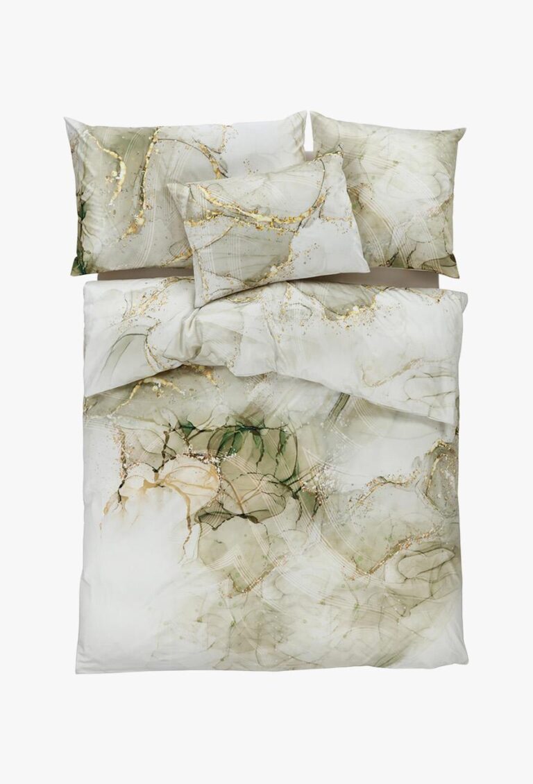 Das Bettwäsche-Set Tamara-R Selection Gloria olive besteht aus einem weißen Grundton mit abstrakten grünen, beigen und goldenen Marmormustern. Enthält zwei Kissen, zwei Unterbetten und einen Bettbezug im gleichen eleganten Aquarell-Look.