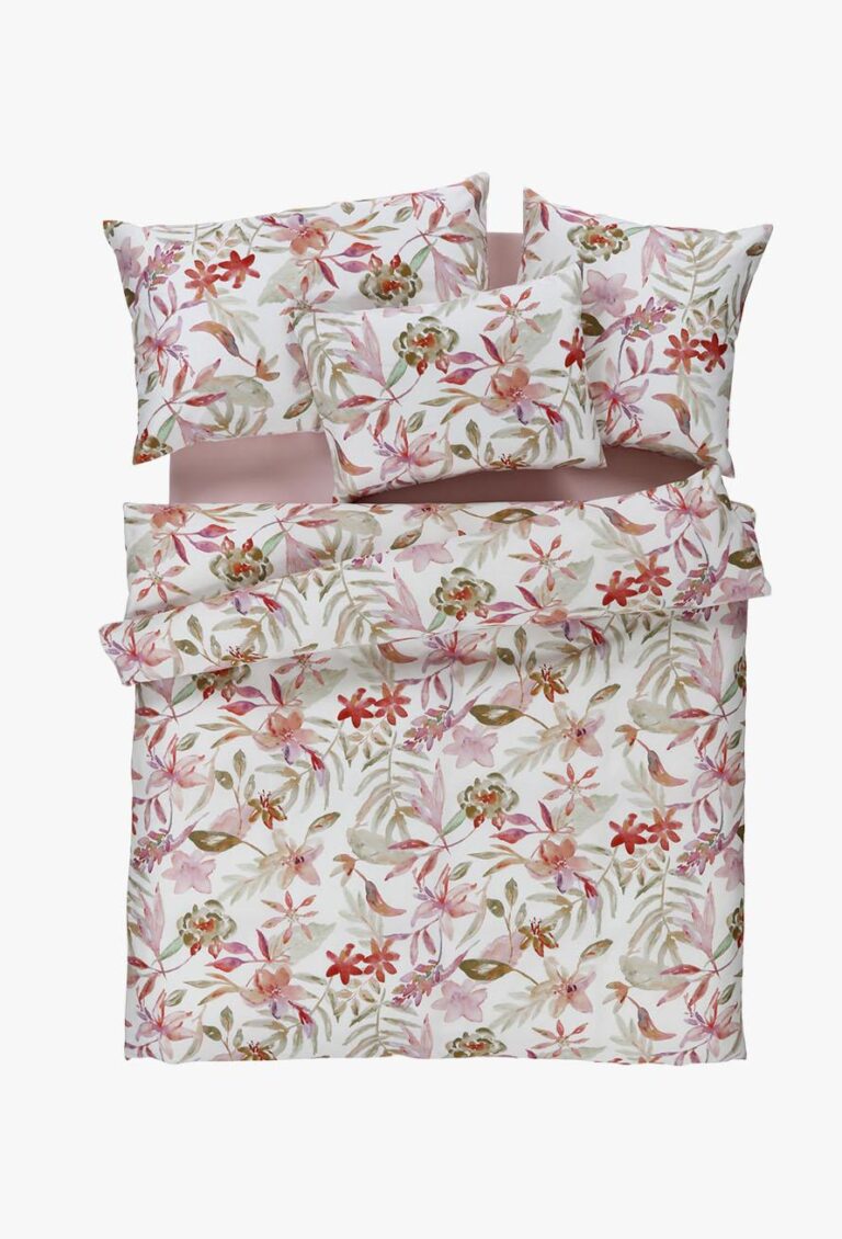 Ein ordentlich gemachtes Bett mit der Bettwäsche Tamara-R Selection Kisha, mit einem weißen Bettbezug, Kissenbezügen und Laken, die mit einem bunten Blumenmuster in Rosa, Rot und Grün verziert sind, flach vor einem weißen Hintergrund angeordnet.