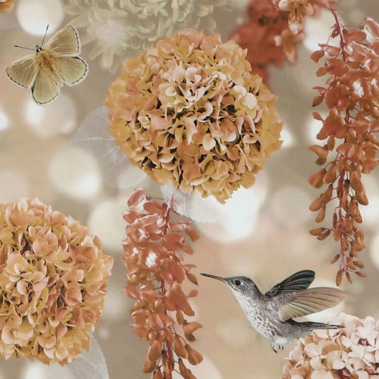 Ein Kolibri schwebt zwischen orangefarbenen Hortensien, während in der Nähe ein Schmetterling flattert. Der Hintergrund ist in sanft verschwommenem Beige und Weiß gehalten und erinnert an die warmen, sanften Töne der Bettwäsche Tamara-R Selection Valentina gold.