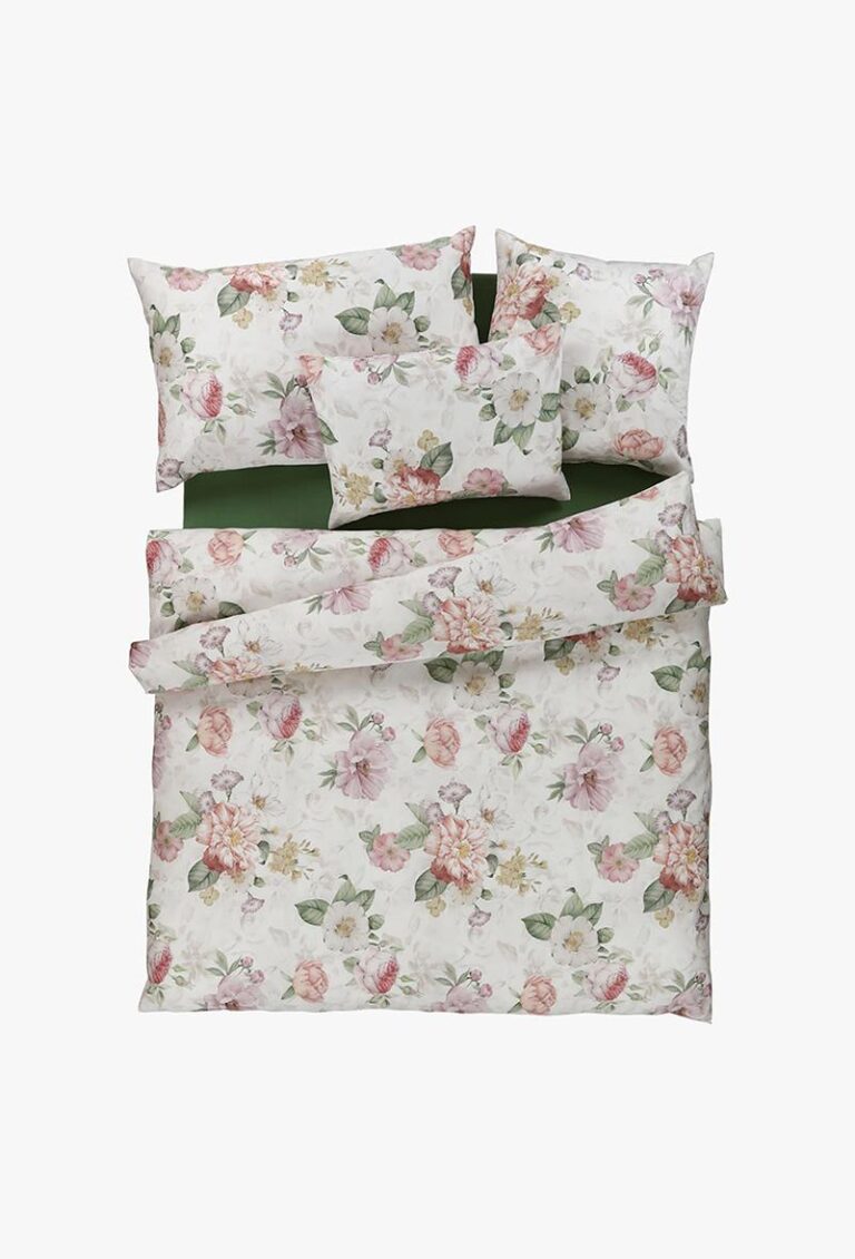 Das Bettwäsche-Set Tamara-R Selection Carole besticht durch ein florales Muster in Rosa, Grün und Gelb auf Weiß. Mit einem Bettbezug und passenden Kissenbezügen bringt es frische Eleganz in Ihr Schlafzimmer.