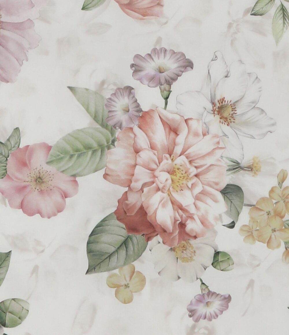 Die Bettwäsche Tamara-R Selection Carole zeichnet sich durch ein florales Muster im Aquarellstil mit rosa, weißen und gelben Blüten sowie grünen Blättern auf einem sanft strukturierten, hellen Hintergrund aus, wodurch ein zarter, von der Vintage-Zeit inspirierter Look entsteht.