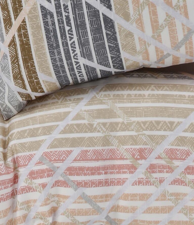 Nahaufnahme von zwei Kissen aus der Bettwäsche Dimi-Kollektion mit geometrischen Streifen und Dreiecken in Erdtönen wie Grau, Oliv, Beige und gedecktem Rosa für einen strukturierten, tribal-inspirierten Look.