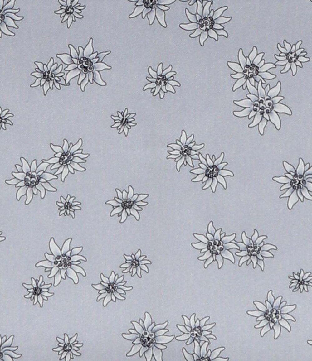 Bettwäsche Edelweiss silber zeigt ein einfaches, sich wiederholendes Muster aus handgezeichneten schwarzen und weißen fünfblättrigen Blüten, die gleichmäßig auf einem hellgrauen Hintergrund verteilt sind.