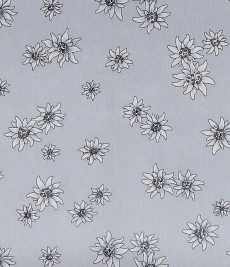 Bettwäsche Edelweiss silber zeigt ein einfaches, sich wiederholendes Muster aus handgezeichneten schwarzen und weißen fünfblättrigen Blüten, die gleichmäßig auf einem hellgrauen Hintergrund verteilt sind.