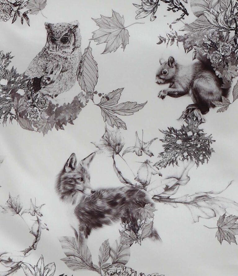 Die Schwarz-Weiß-Illustration einer Eule, eines Fuchses und eines Eichhörnchens inmitten von detailliertem Laub und Zweigen auf hellem Hintergrund verleiht Bettwäsche Felix skurrilen Charme.