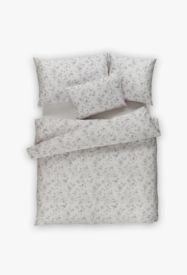 Ein ordentlich gemachtes Bett mit weißen Laken, Kissenbezügen und dem Bettbezug Bettwäsche Tamara-R BeCosy Helena mit einem dezenten grauen Blumenmuster, von oben gesehen auf weißem Hintergrund.