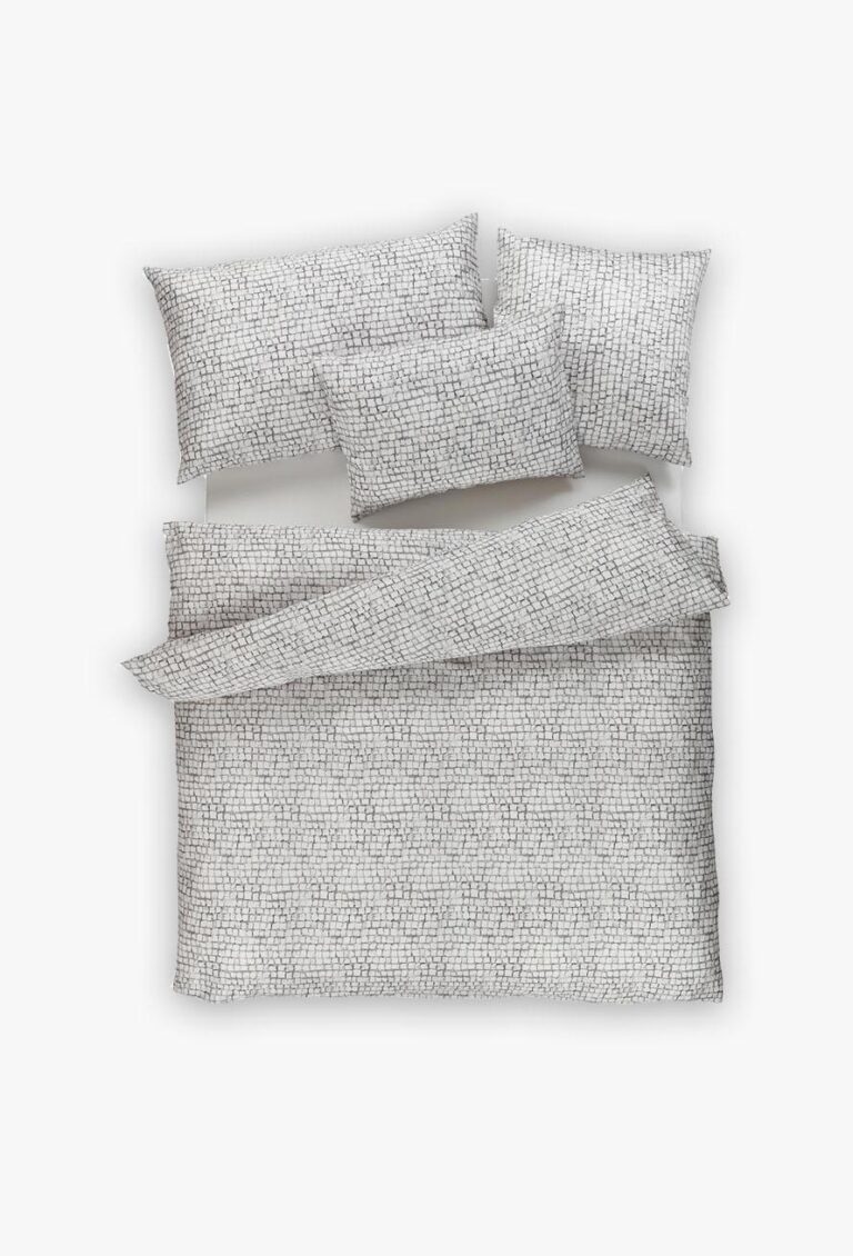 Ein ordentlich gemachtes Bett mit dem Bettwäsche Tamara-R BeCosy Hunter light Set - weißer und grauer geometrischer Bettbezug und vier passende Kissen - von oben gesehen vor einem weißen Hintergrund.