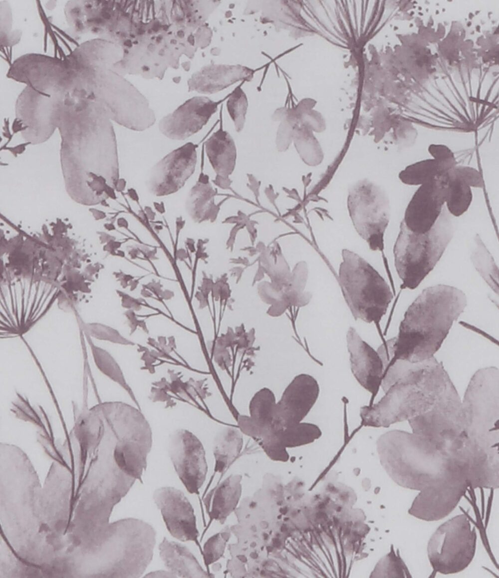 Zarte Blüten- und Blätterzweige im Aquarell-Stil in sanften Lila-Tönen auf weißem Hintergrund ergeben ein kunstvolles botanisches Muster - ideal für Bettwäsche Jil lila.