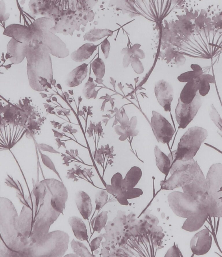 Zarte Blüten- und Blätterzweige im Aquarell-Stil in sanften Lila-Tönen auf weißem Hintergrund ergeben ein kunstvolles botanisches Muster - ideal für Bettwäsche Jil lila.