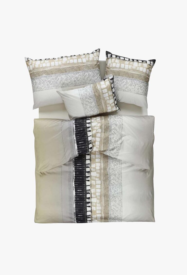 Die Bettwäsche Tamara-R Selection Joris zeichnet sich durch kräftige Streifen und strukturierte Muster in Beige, Grau, Schwarz und Weiß aus und verleiht jedem Bett mit ihren geometrischen Mustern einen modernen Touch.