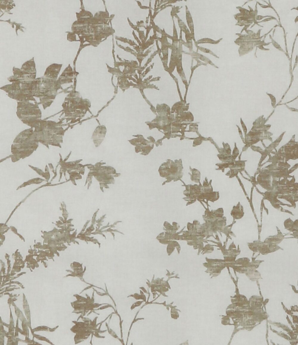 Ein weißer Hintergrund mit einem subtilen, floralen Vintage-Muster aus hellbraunen, blattartigen Zweigen und Blumen, inspiriert von der eleganten Bettwäsche Tamara-R BeCosy Kailyn gold.