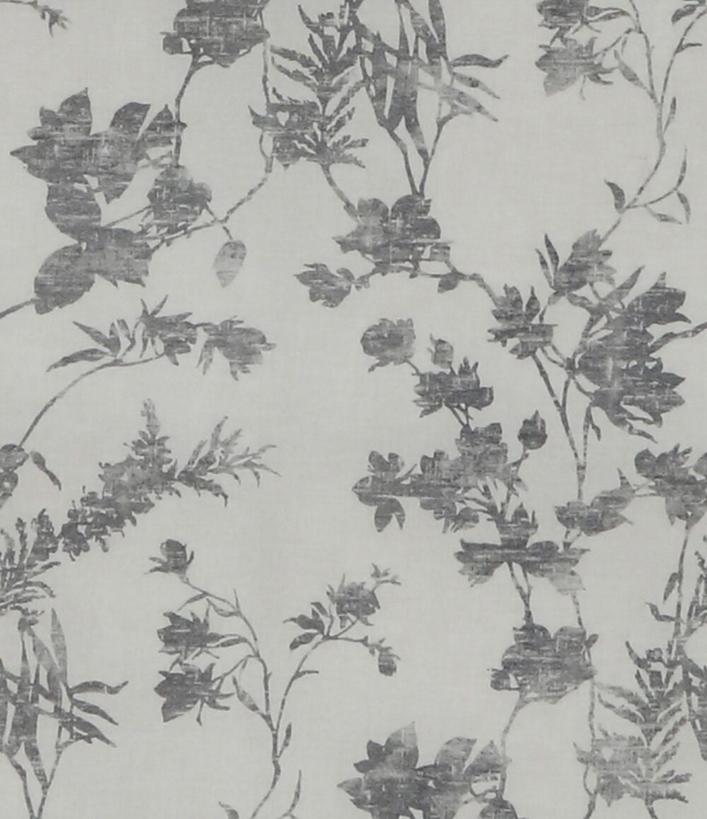 Das Bettwäsche Tamara-R BeCosy Kailyn silber Set zeichnet sich durch ein graues und schwarzes botanisches Muster aus blättrigen Zweigen und Blumen auf weißem Hintergrund aus, wodurch ein weicher Vintage-Look mit strukturierter Ausstrahlung entsteht.