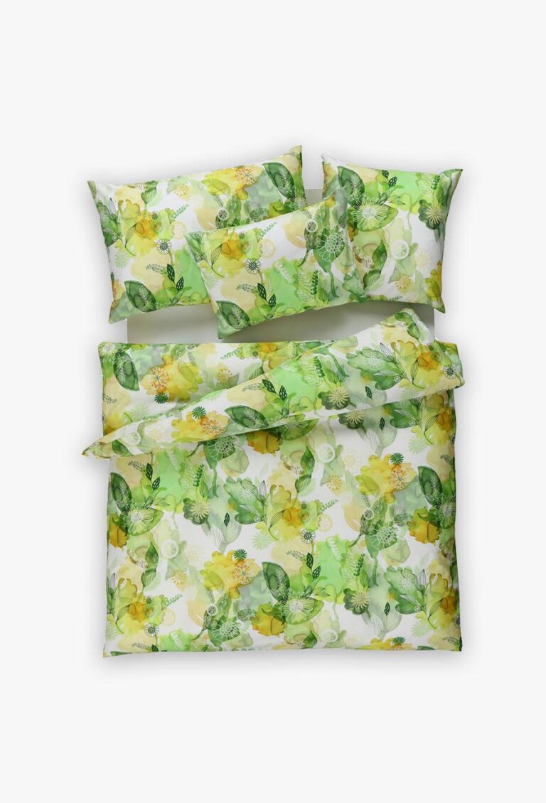 Die Bettwäsche Tamara-R Emotion Lara grün besteht aus einem Bettbezug und zwei Kissenbezügen mit einem lebendigen grünen und gelben botanischen Muster aus Blättern und Blüten auf einem frischen weißen Hintergrund.
