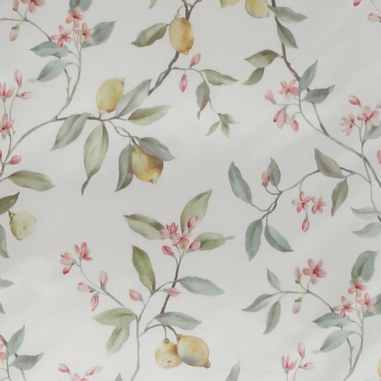 Die Bettwäsche Tamara-R Emotion Lemon zeigt aquarellierte Zitronen, grüne Blätter und rosafarbene Blüten auf weißem Grund und schafft so einen weichen, natürlichen Look, der von handgemalter botanischer Kunst inspiriert ist.