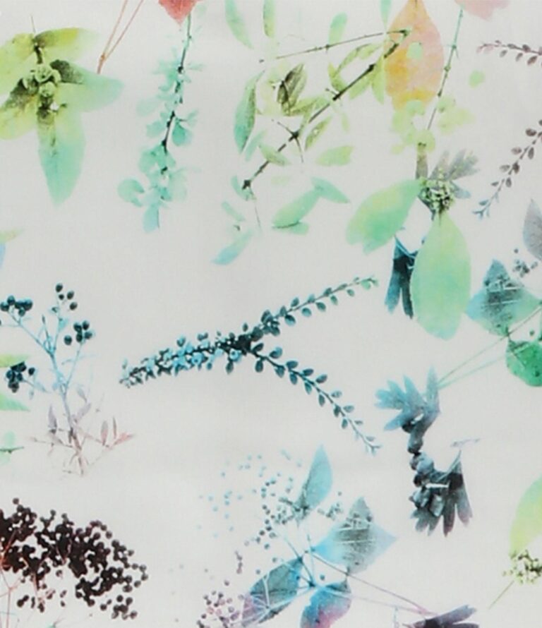 Zarte Blätter und kleine Pflanzen im Aquarellstil zieren einen weißen Hintergrund. So entsteht ein leichtes, luftiges botanisches Muster, das perfekt zur Bettwäsche Tamara-R Selection Lissy passt.