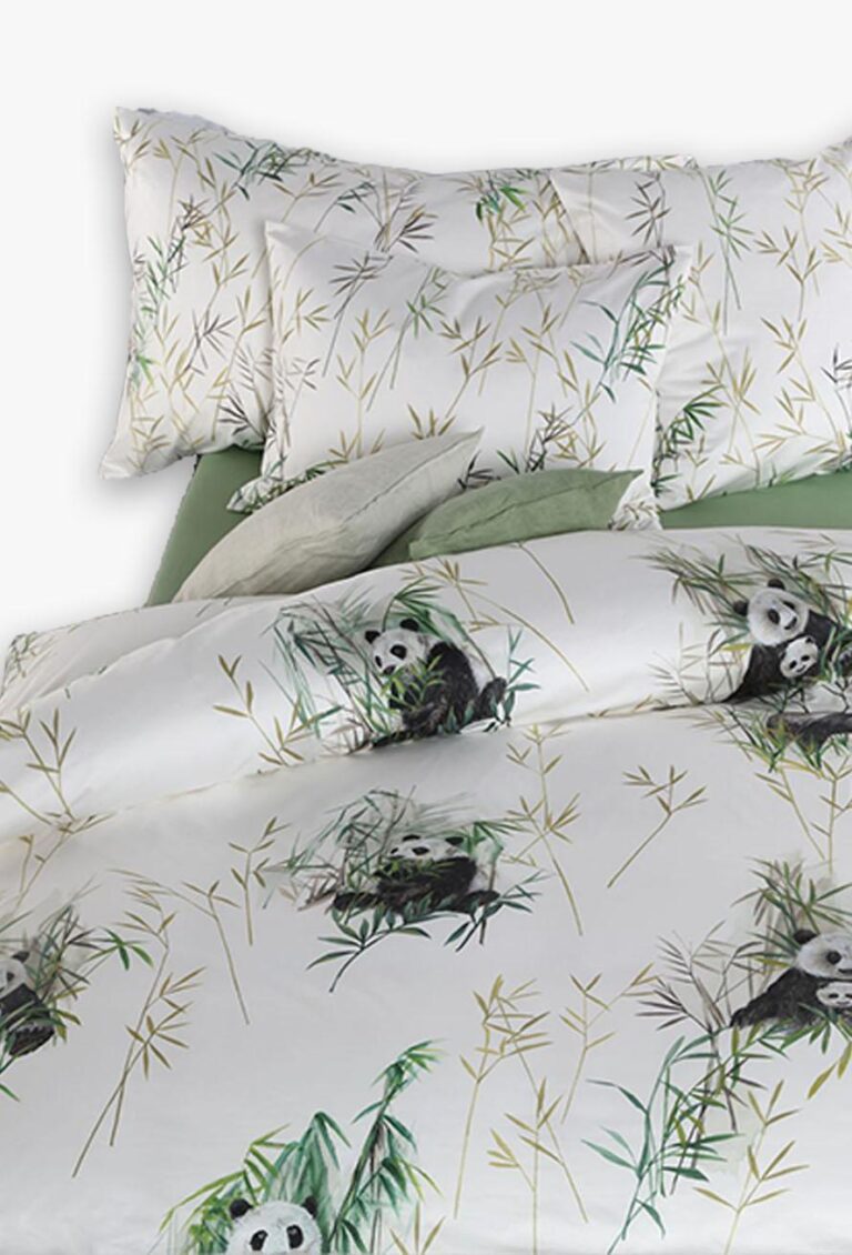 Das Bettwäsche Tamara-R Selection Panda Set besteht aus Laken, Kissenbezügen und einer Bettdecke mit weißem Hintergrund, grünen Bambushalmen und verspielten Pandas zwischen dem Bambus.