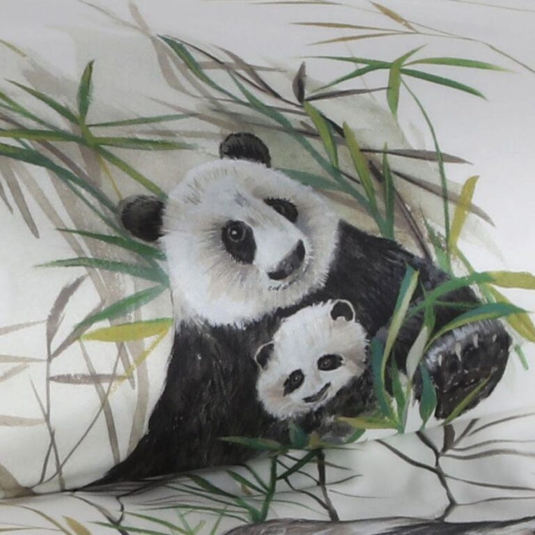 Charmante Illustration eines lächelnden erwachsenen Pandas und eines Jungtiers mit grünen Bambusblättern auf weißem Hintergrund - perfekt für Fans von Bettwäsche Tamara-R Selection Panda.