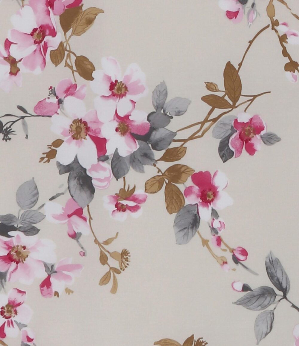 Die Bettwäsche Prada zeigt ein zartes, elegantes Blumenmuster mit rosa und weißen Blüten, braunen Zweigen und graugrünen Blättern auf hellem Beige, das an einen Aquarelleffekt erinnert.