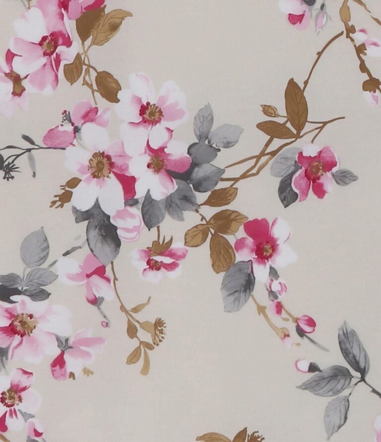 Die Bettwäsche Prada zeigt ein zartes, elegantes Blumenmuster mit rosa und weißen Blüten, braunen Zweigen und graugrünen Blättern auf hellem Beige, das an einen Aquarelleffekt erinnert.