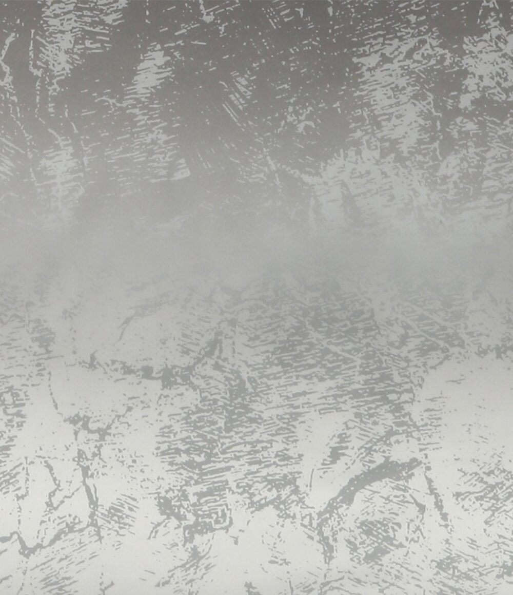 Eine strukturierte, silbergraue Oberfläche, die an die Bettwäsche Tamara-R Selection Royal silber erinnert, mit abstrakten, unregelmäßigen Mustern und gebürsteten oder gekratzten Markierungen für ein metallisches, reflektierendes Finish.