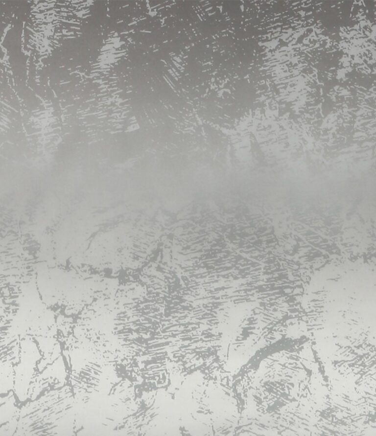 Eine strukturierte, silbergraue Oberfläche, die an die Bettwäsche Tamara-R Selection Royal silber erinnert, mit abstrakten, unregelmäßigen Mustern und gebürsteten oder gekratzten Markierungen für ein metallisches, reflektierendes Finish.