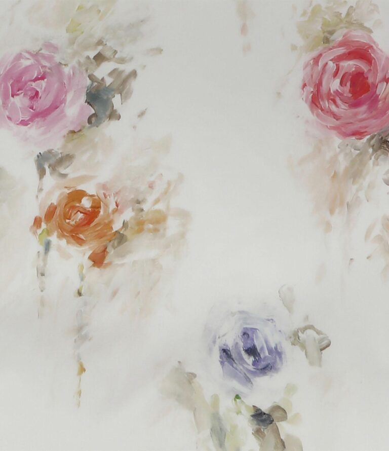 Abstraktes Gemälde von vier Rosen - rosa, orange, lila und rot - auf weißem Hintergrund, inspiriert von der Eleganz der Bettwäsche Tamara-R Selection Sabina. Weiche, verschwommene Pinselstriche mit zarten grünen und braunen Blättern vervollständigen den Look.