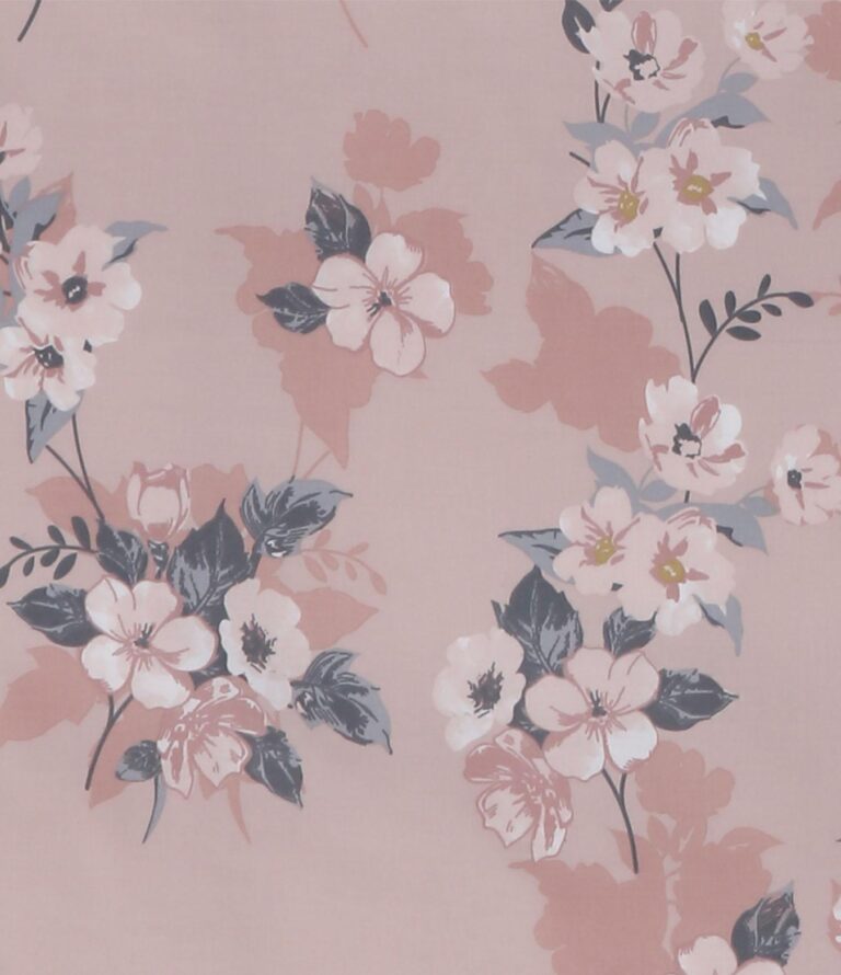 Die Bettwäsche Zara zeichnet sich durch ein nahtloses Muster aus weißen und hellrosa Blütentrauben mit dunkelblauen und grauen Blättern auf einem weichen, staubrosa Hintergrund aus, wodurch ein elegantes, gleichmäßig verteiltes Blumendesign für einen stilvollen Look entsteht.